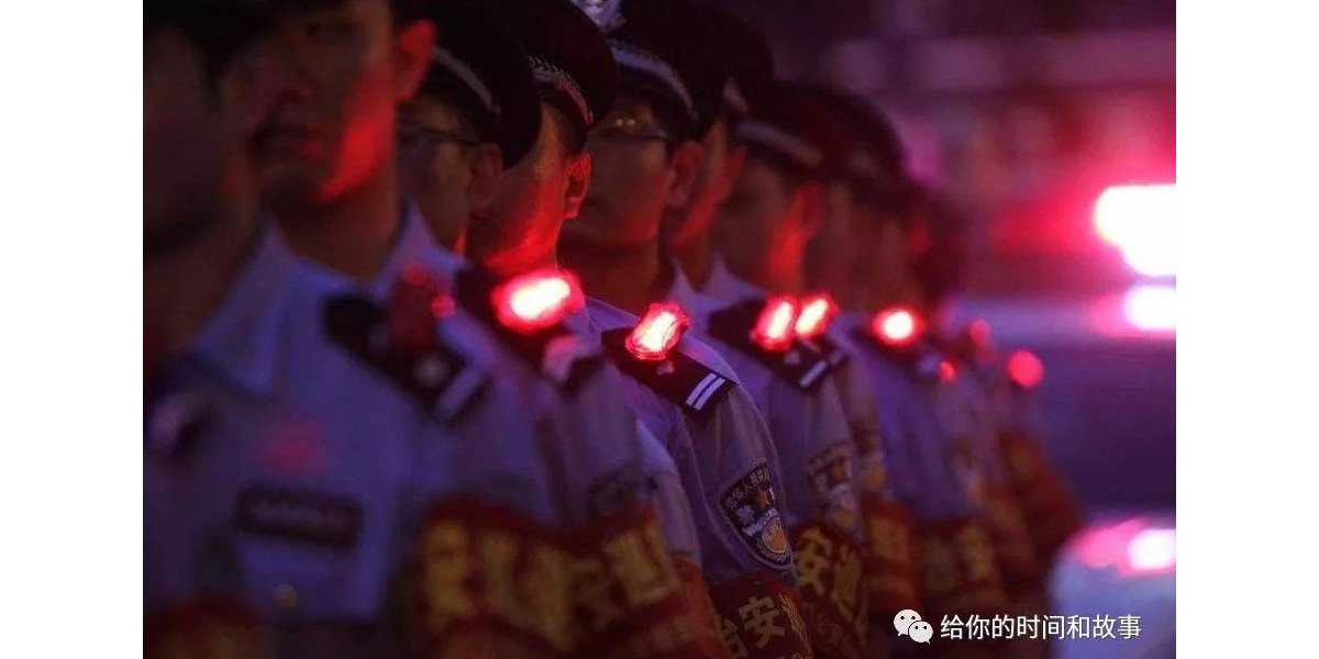 夜間出警、巡邏必備裝備之一 肩燈
