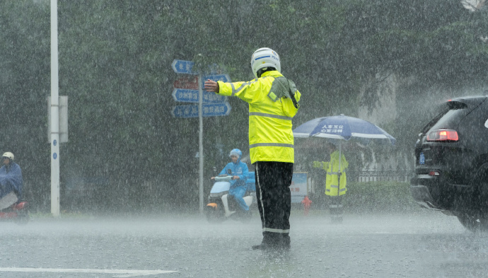 悶濕退散！復(fù)合布執(zhí)勤雨衣助您輕松應(yīng)對(duì)梅雨季